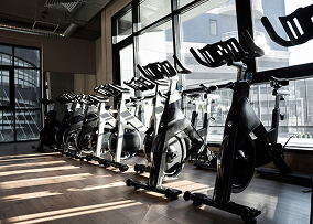 Кардиозона фитнес-клуба с велотренажёрами у панорамных окон