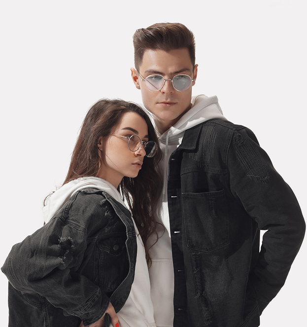 Мужчина и женщина в черных джинсовых куртках и белых худи