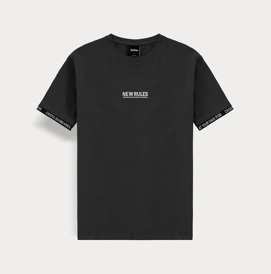 Черная футболка с коротким рукавом и белой надписью New Rules на груди