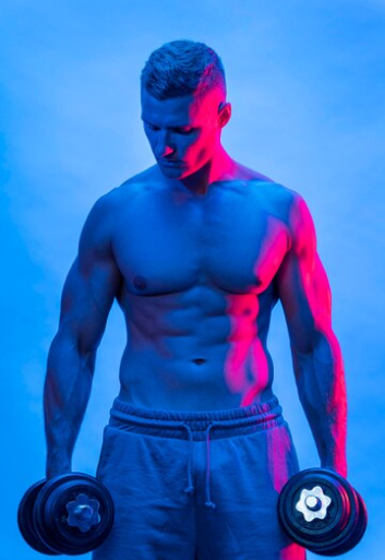 Фитнес-тренер мужчина с гантелями с неоновым освещением
