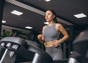 Тренировка на беговой дорожке в современном спортзале